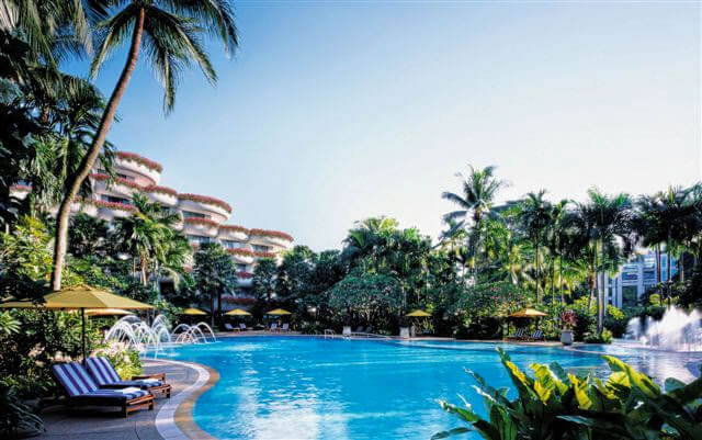 Shangri-La Hotel swimming pool